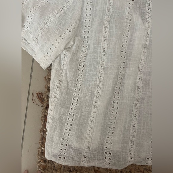 Cute white cover up top - Picture 2 of 6